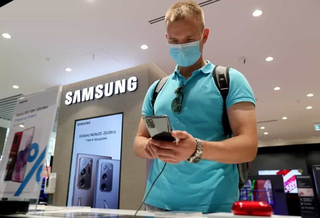 Samsung patented a smartphone with a removable bracelet screen