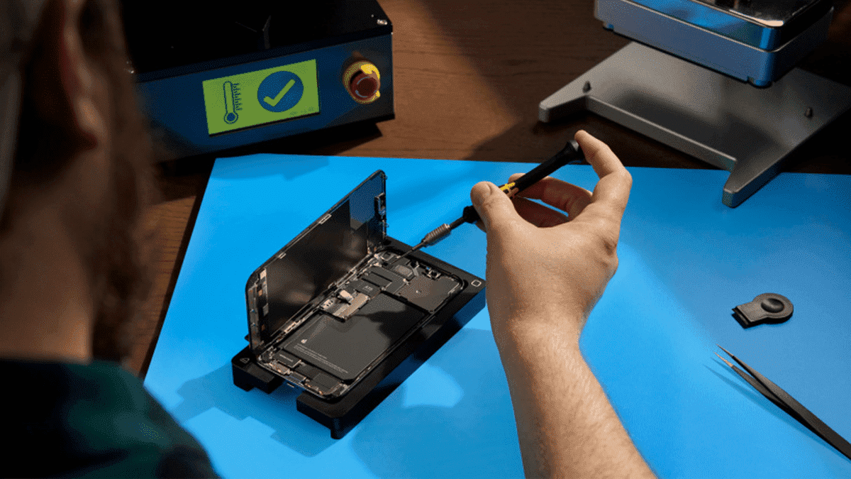 Apple self-service repair tool rental kit exposure: two boxes, about 36 kg in weight