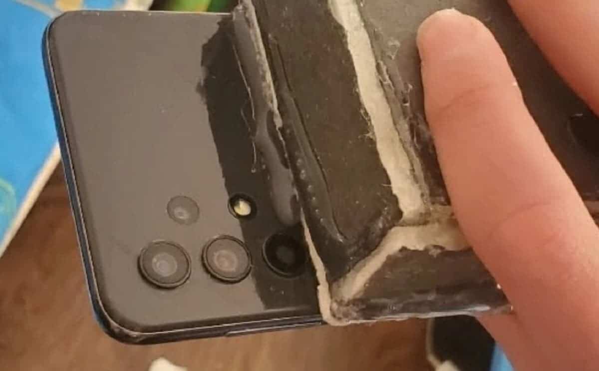 This user attached a gigantic 30,000 mAh battery to his phone